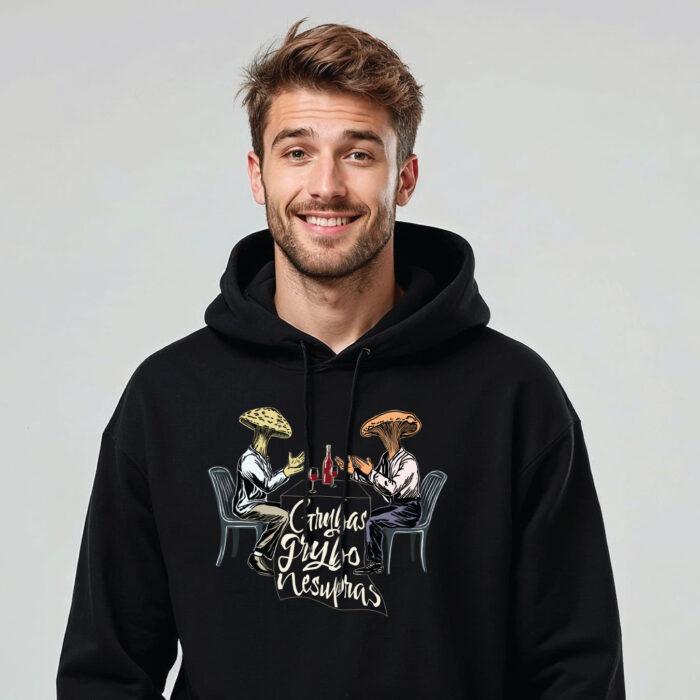 Juodas džemperis su gobtuvu "Grybas grybo nesupras" - Image 1