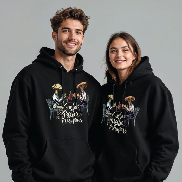 Juodas džemperis su gobtuvu "Grybas grybo nesupras" - Image 3